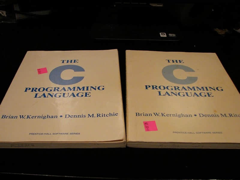 两位作者写的最初的 C 语言编程指南，大约是在 1978 年