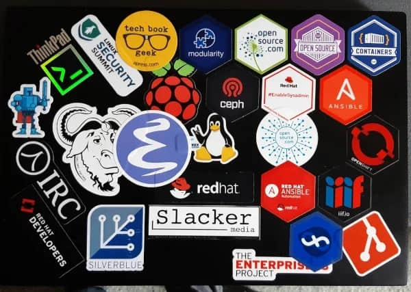 Seth Kenlon 的笔记本电脑上有各种 Linux 和开源贴纸